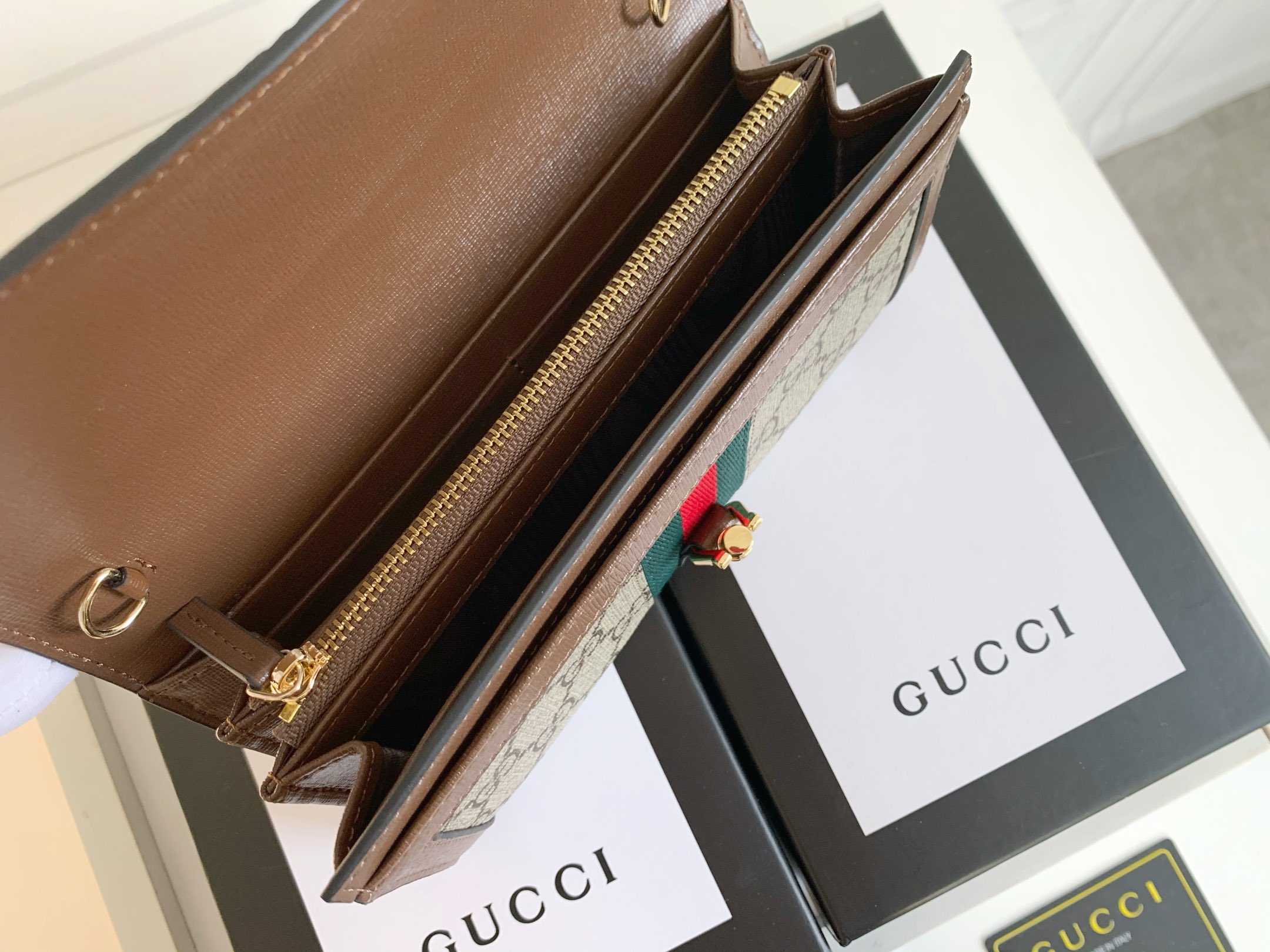 G-G Jackie1961 series chain bag adopts GG Supreme advanced artificial canvas.