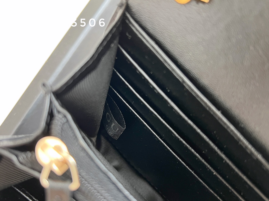 G-G Jackie1961 series chain bag adopts GG Supreme advanced artificial canvas.