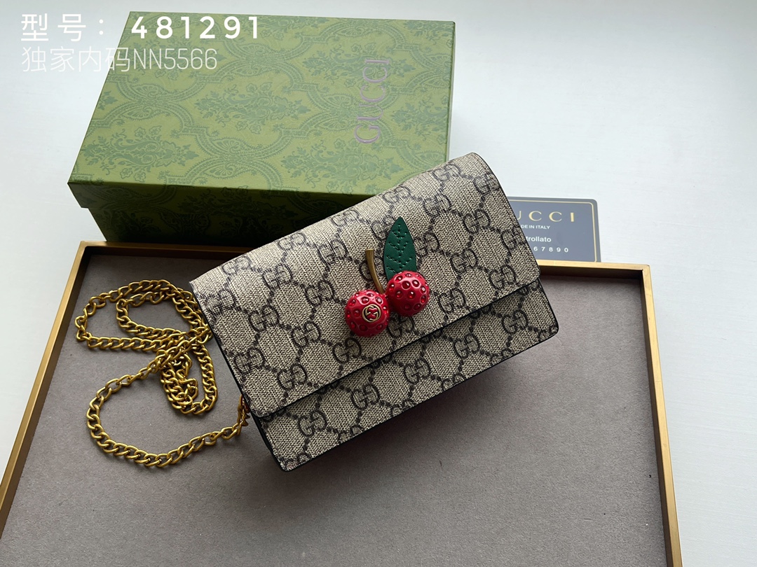 G-G Jackie1961 series chain bag adopts GG Supreme advanced artificial canvas.