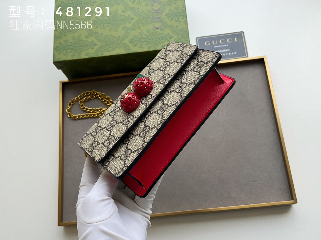 G-G Jackie1961 series chain bag adopts GG Supreme advanced artificial canvas.