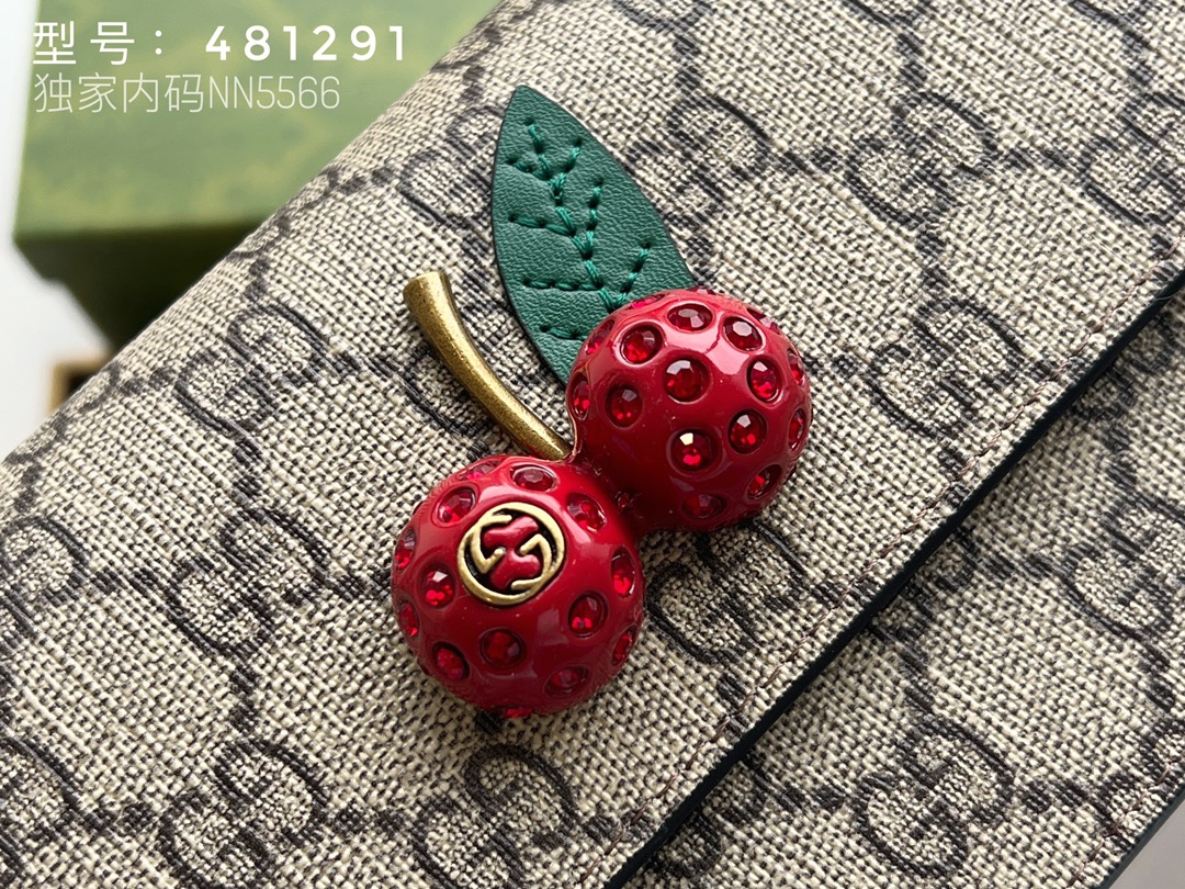 G-G Jackie1961 series chain bag adopts GG Supreme advanced artificial canvas.