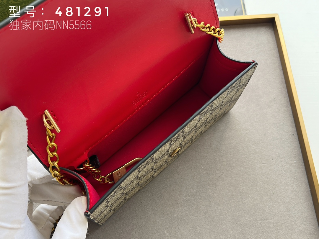 G-G Jackie1961 series chain bag adopts GG Supreme advanced artificial canvas.