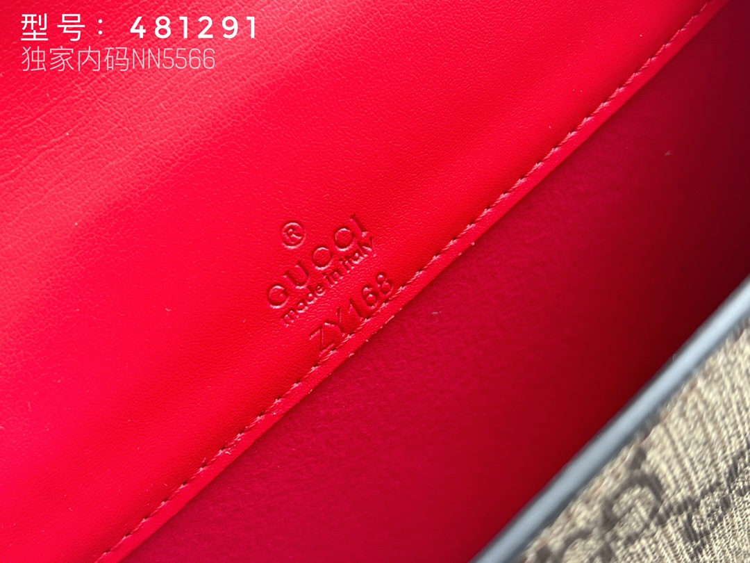 G-G Jackie1961 series chain bag adopts GG Supreme advanced artificial canvas.