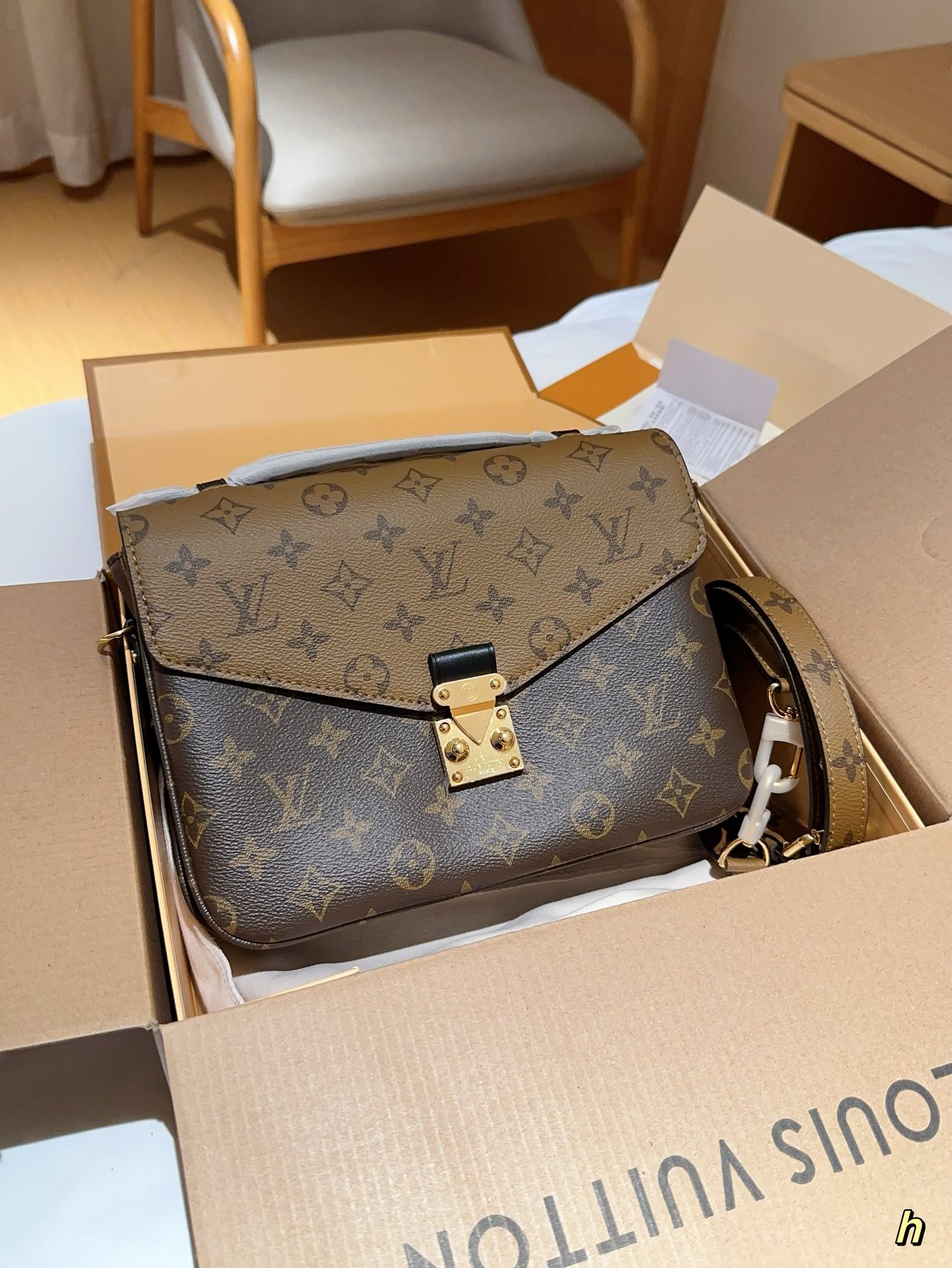 L-V Pochette metis series Color matching flip mailman bag