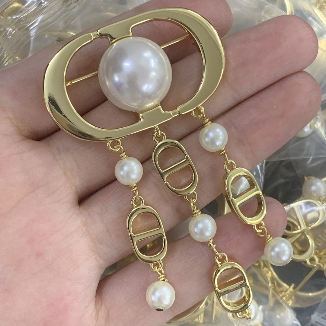 D-R New brooch
