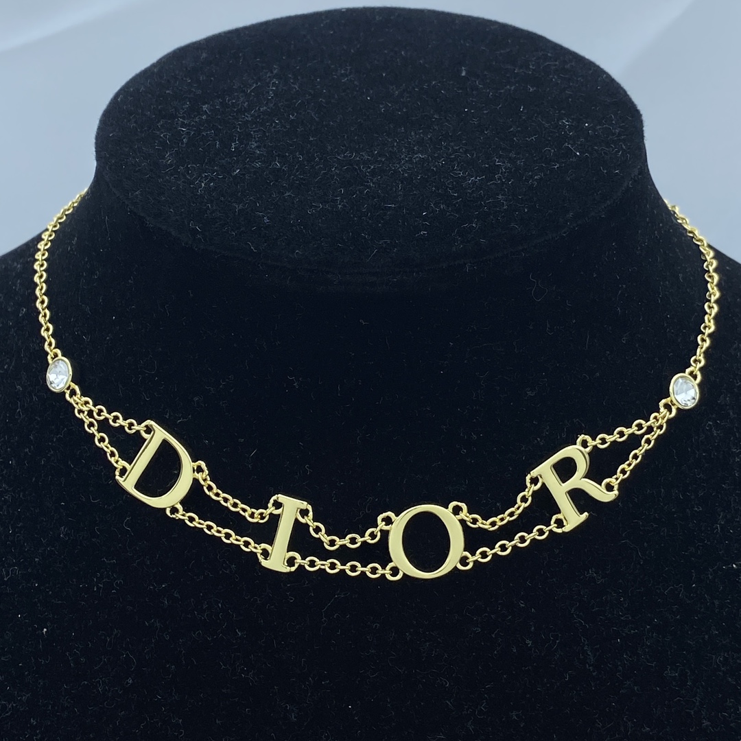 D-R The new necklace arrived.