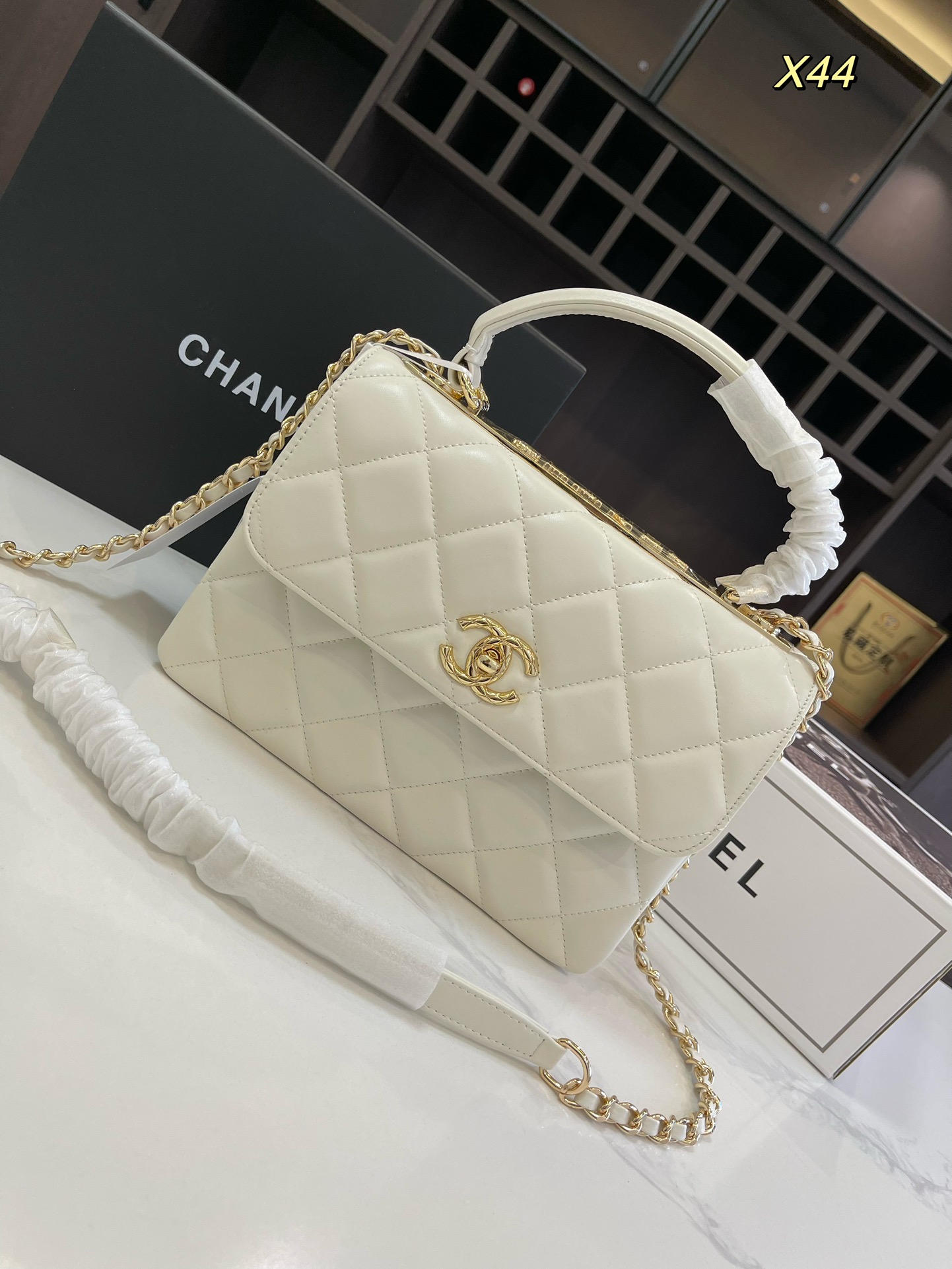 C-L Trendy retro style combines the elegance of CF with the skill of Handel.