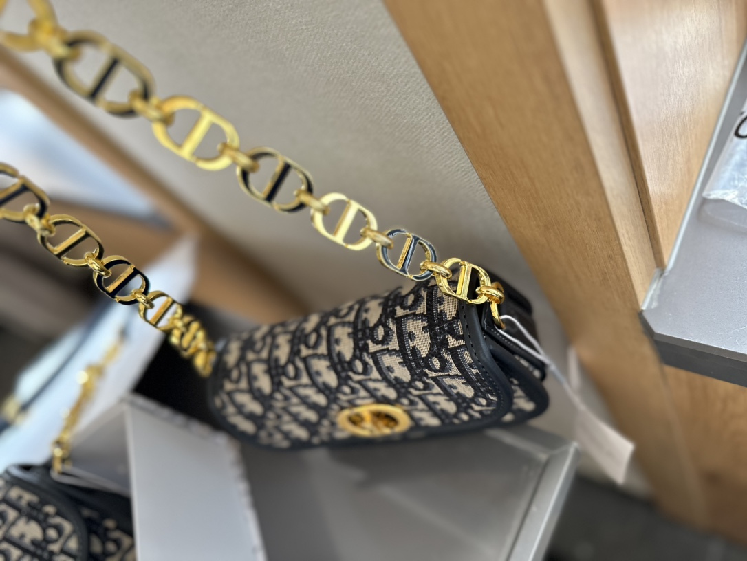 D-R New Montaigne small chain bag