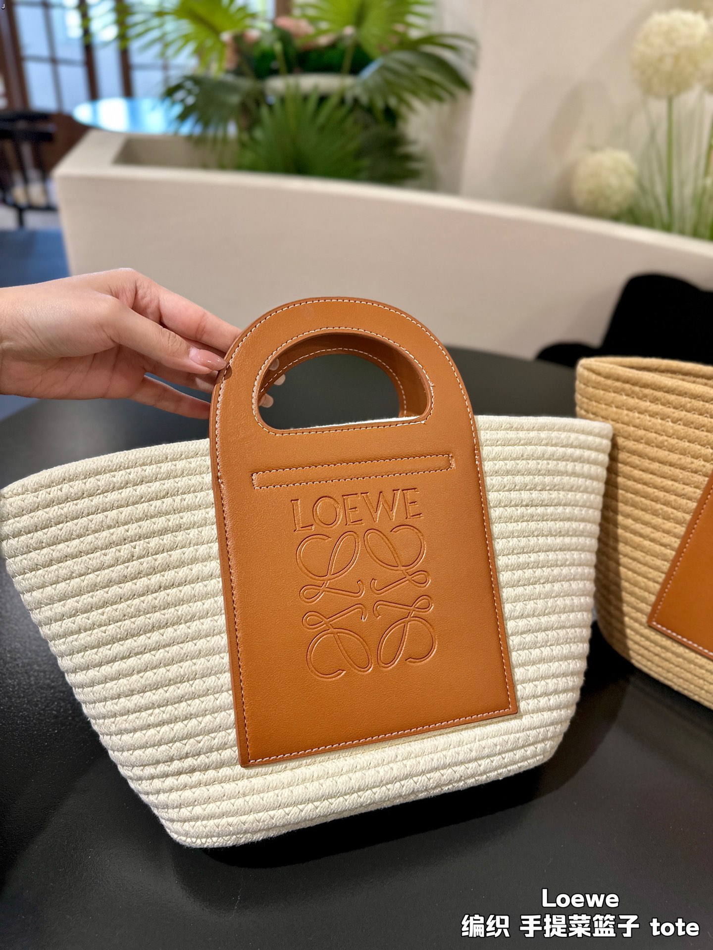 L-E Woven shopping bags and shopping baskets have the same feel and visual effect.