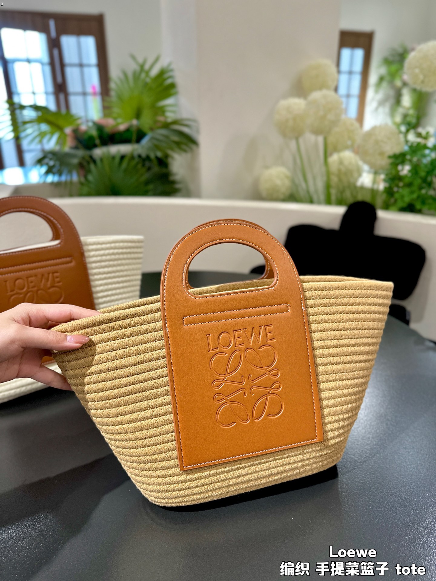 L-E Woven shopping bags and shopping baskets have the same feel and visual effect.