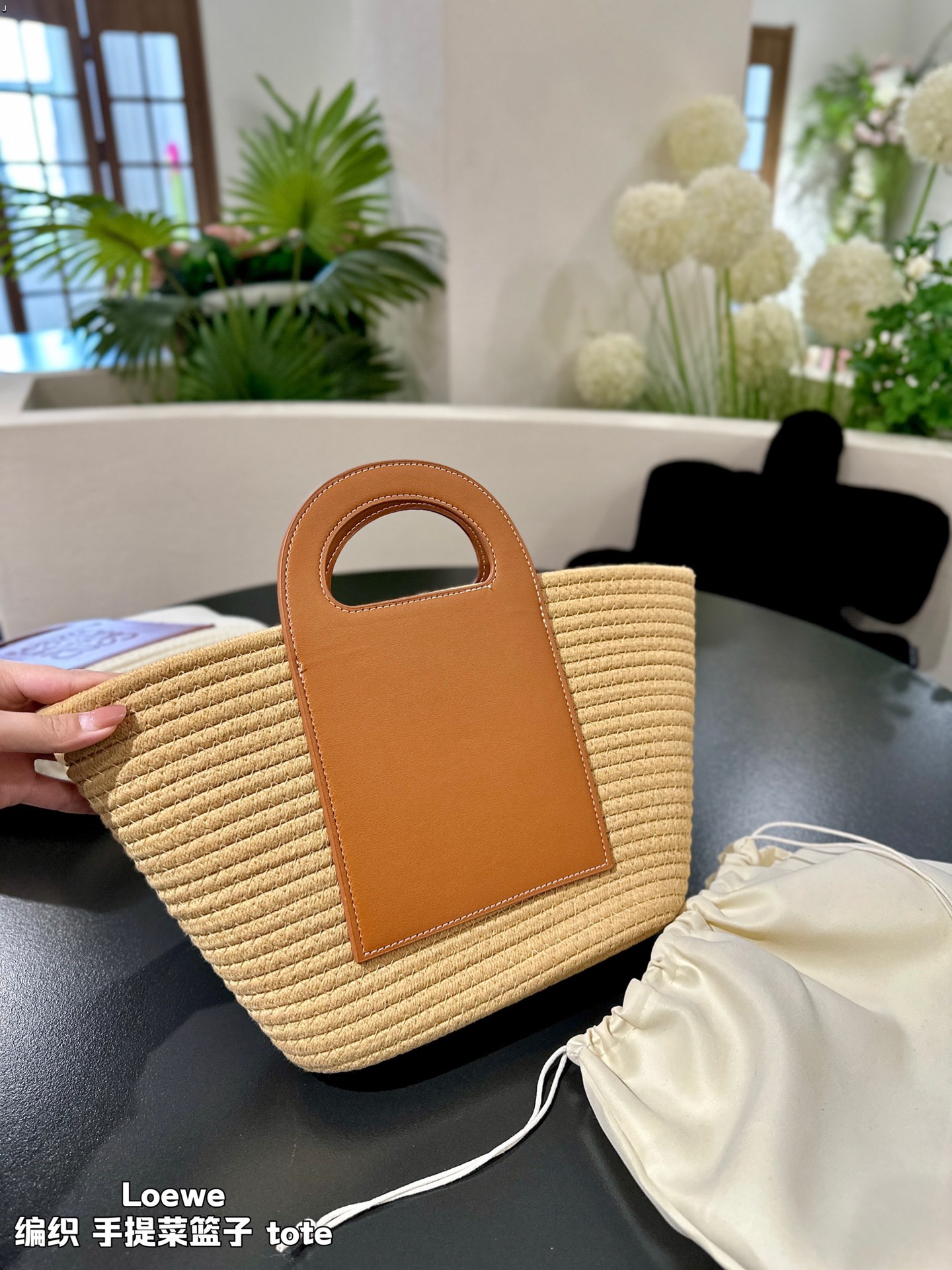 L-E Woven shopping bags and shopping baskets have the same feel and visual effect.