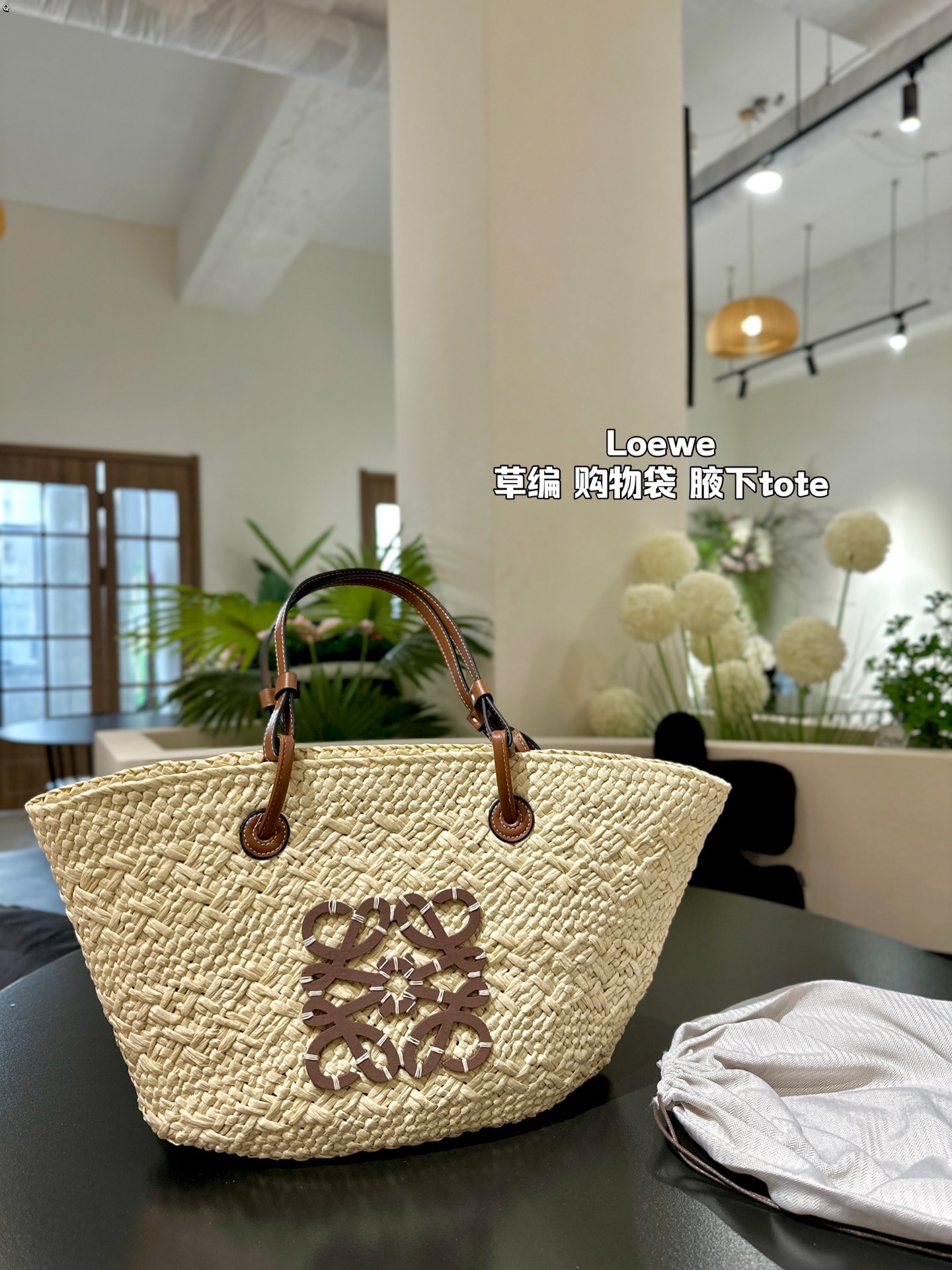 L-E straw bag Don't you have such a beautiful straw bag in summer?
