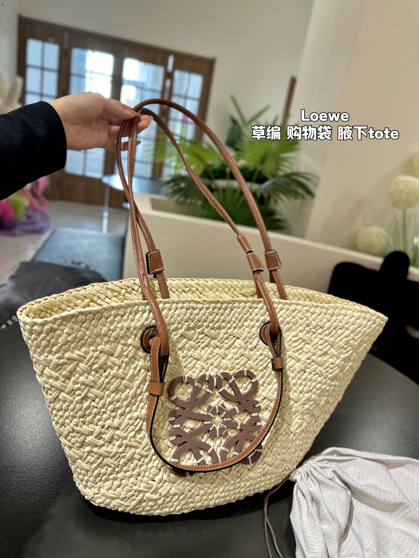 L-E straw bag Don't you have such a beautiful straw bag in summer?