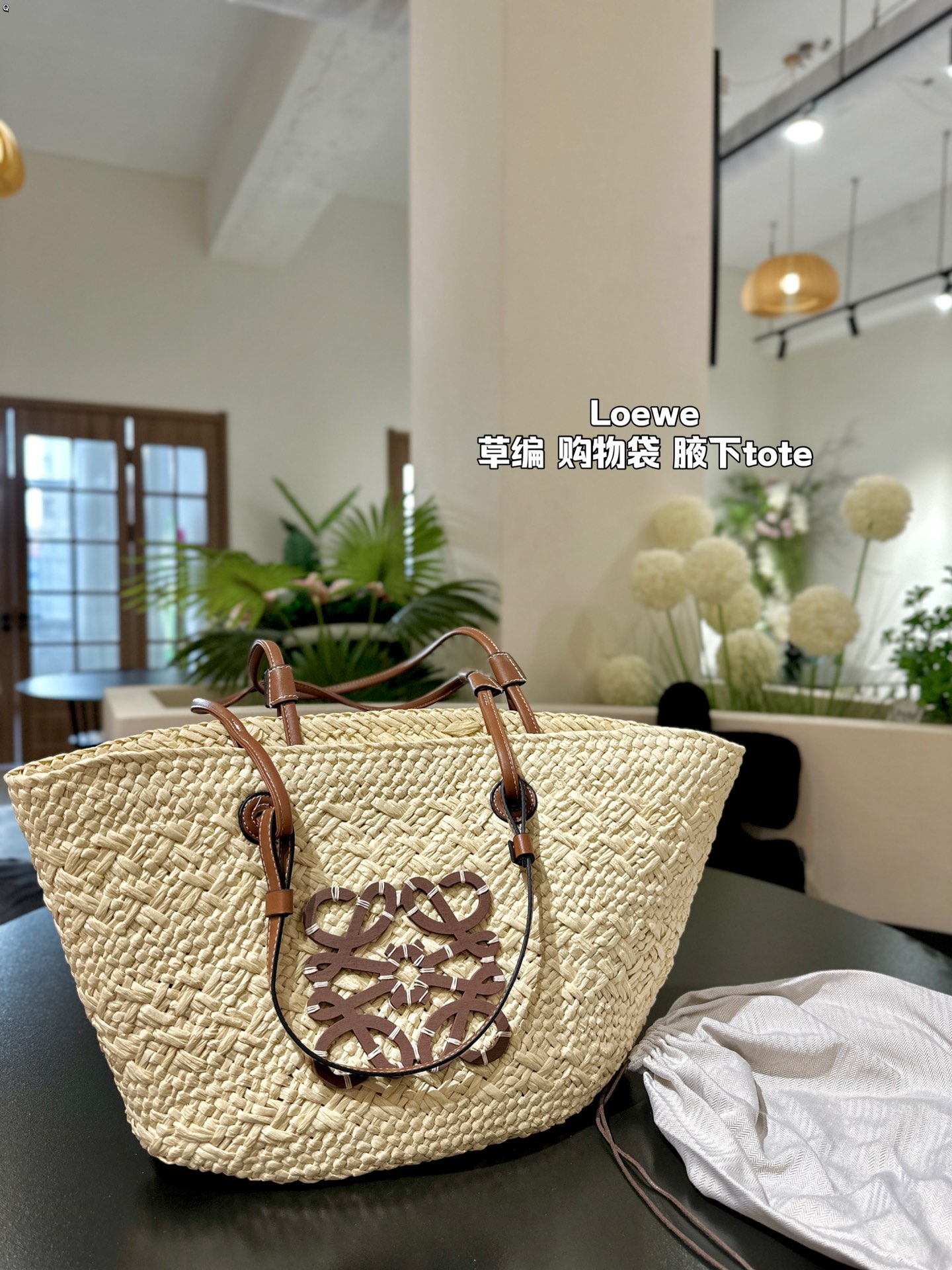 L-E straw bag Don't you have such a beautiful straw bag in summer?