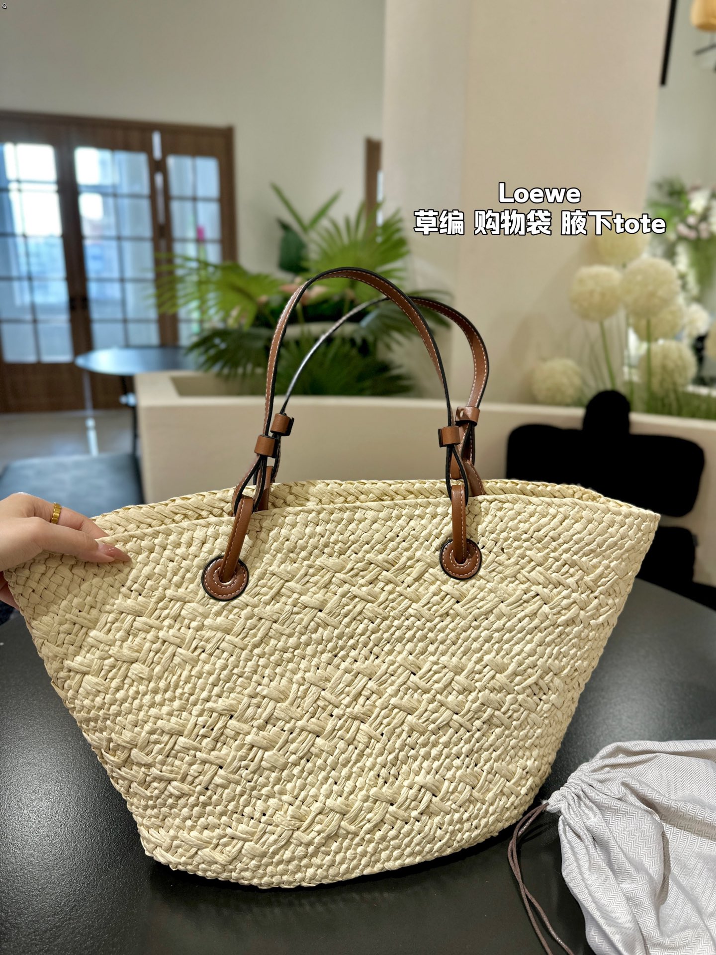 L-E straw bag Don't you have such a beautiful straw bag in summer?