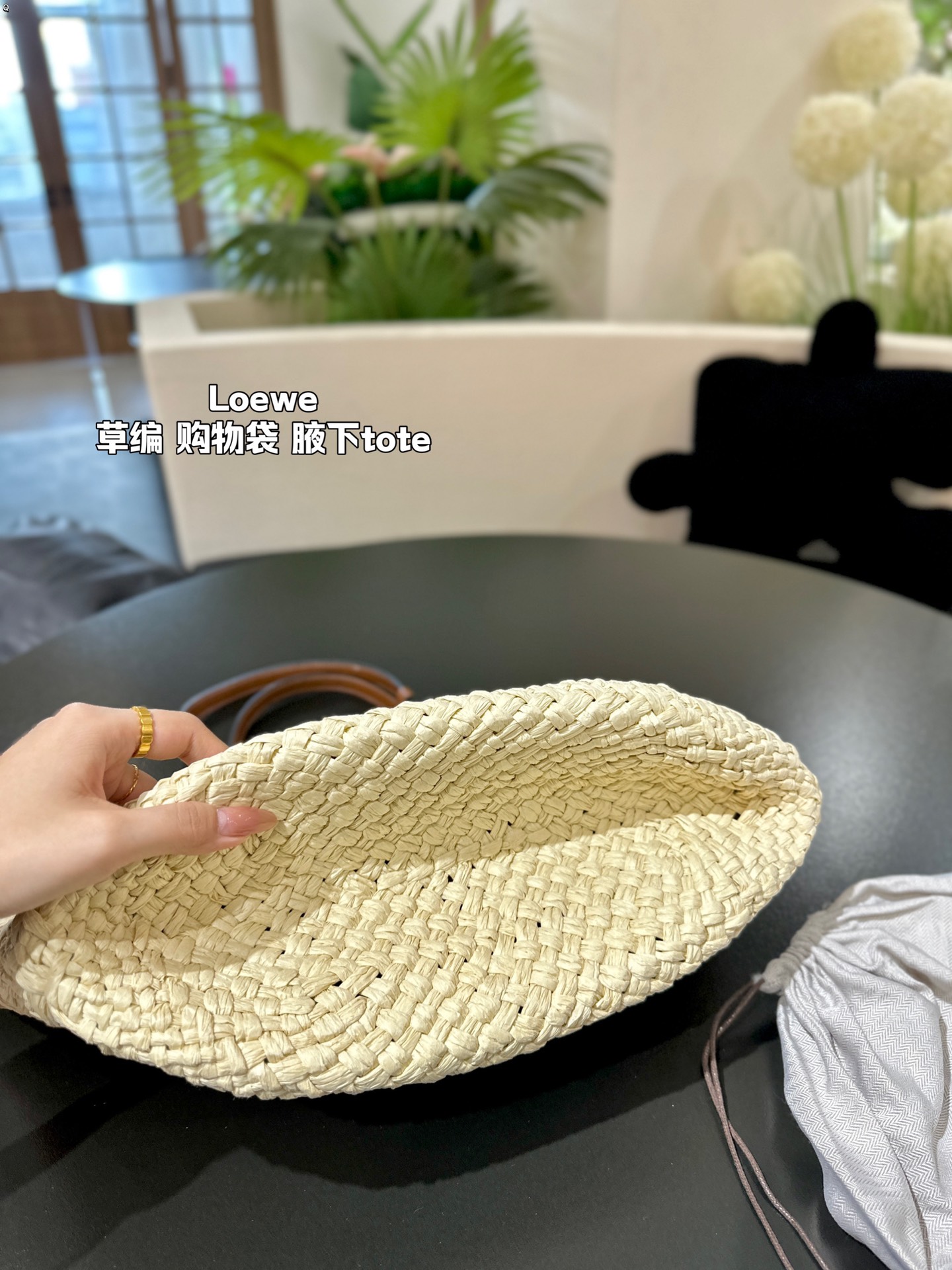 L-E straw bag Don't you have such a beautiful straw bag in summer?