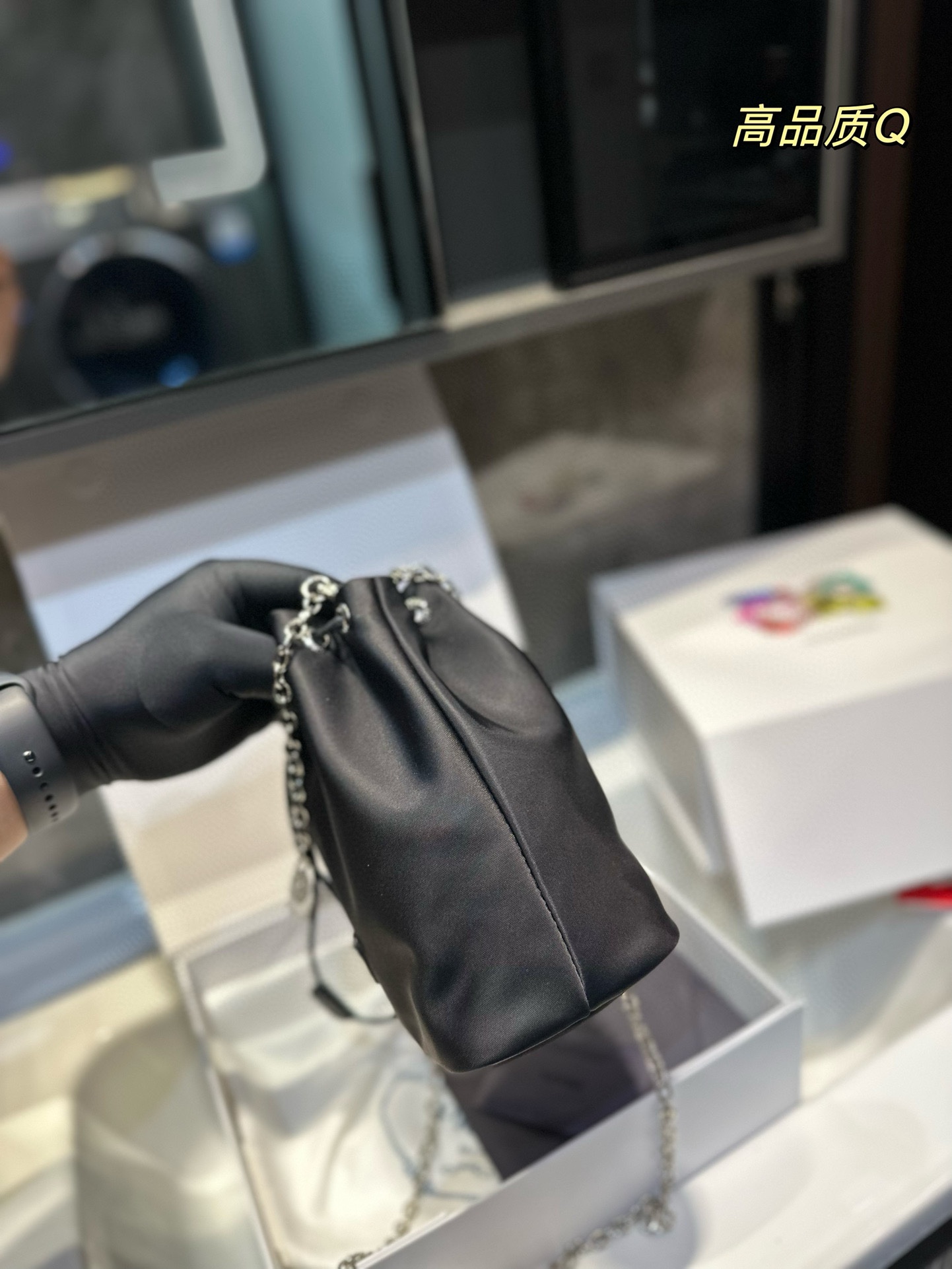 P-A Nylon material is light and can be loaded.