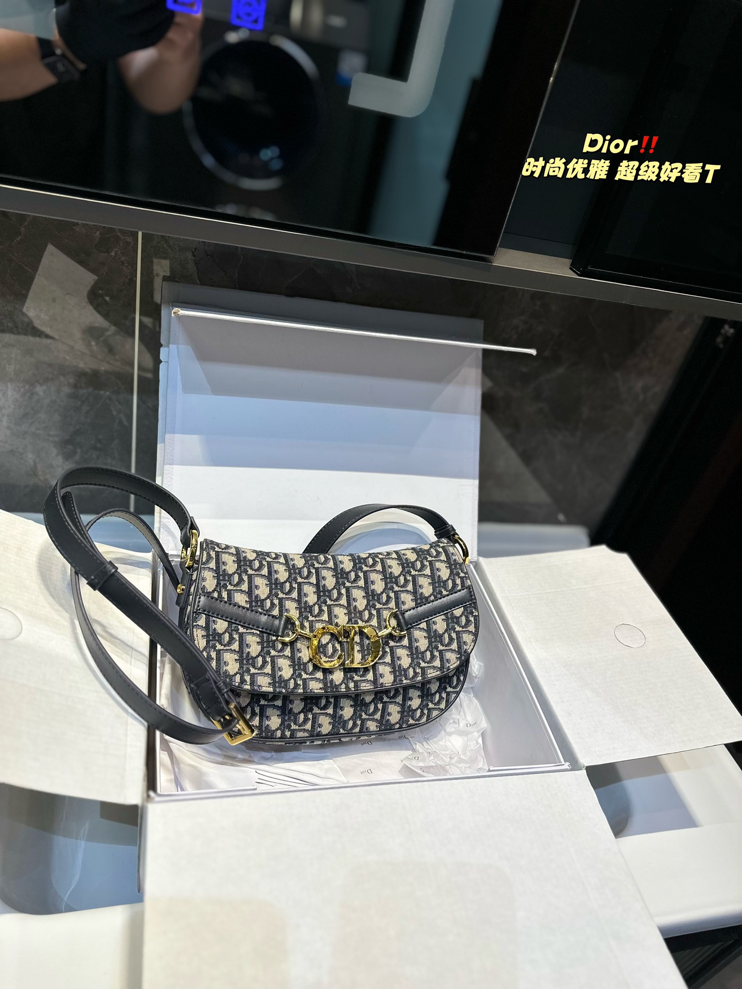 D-R This besace handbag is a new product of the ready-to-wear series in spring and summer of 2024.