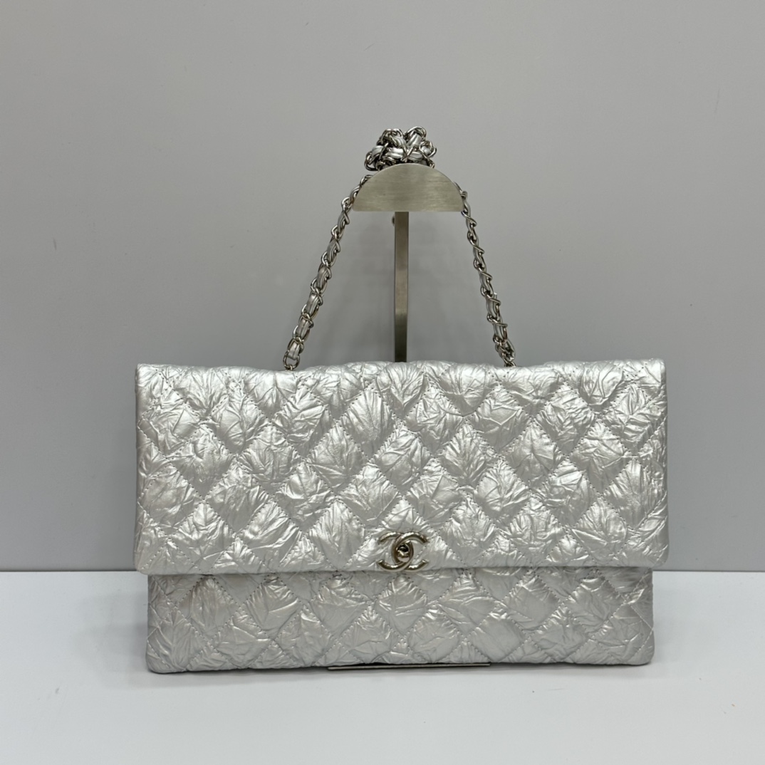 C-L Soft structure and various carrying ways can change the bag type at will.