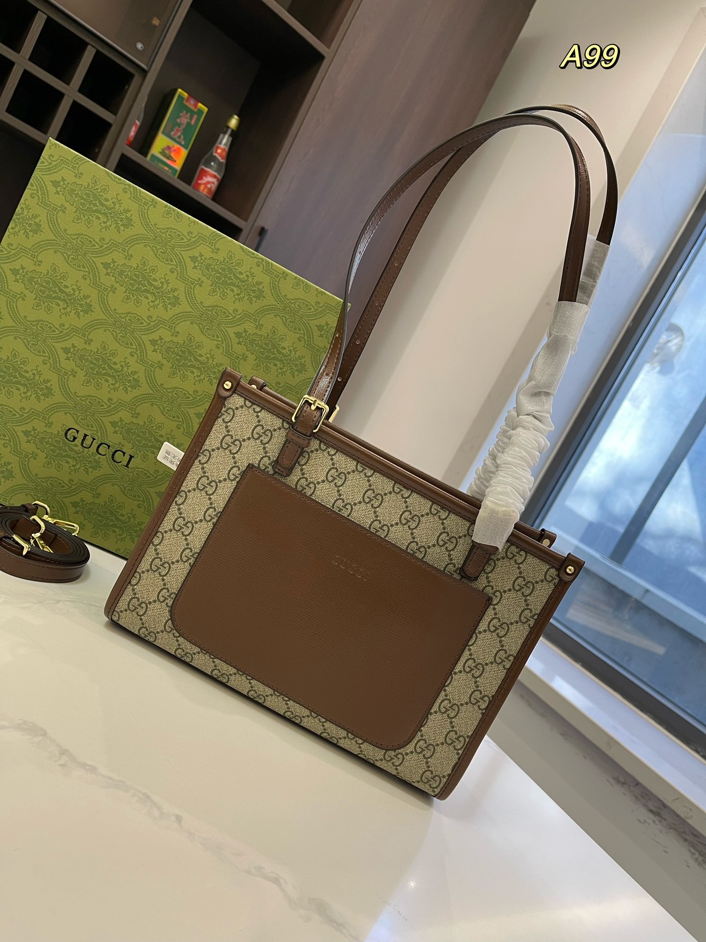 G-G The latest underarm bag with long strap can be shouldered.