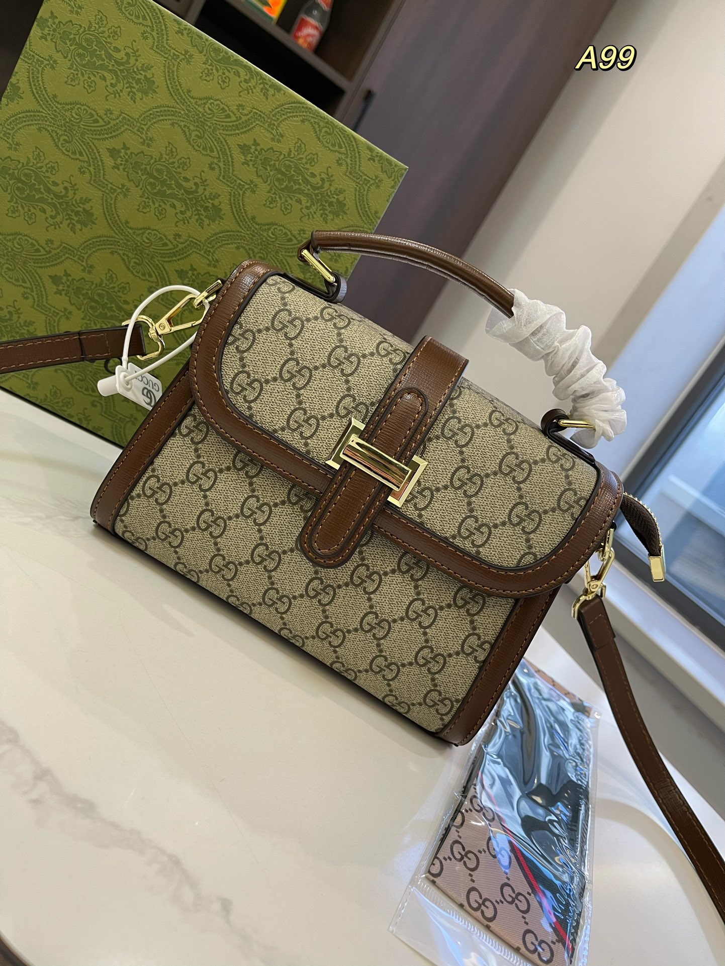 G-G The latest handbag with long strap can be shouldered.