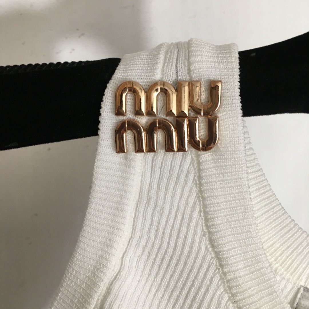 MIU Metal logo letter decorative vertical stripe slim knit vest