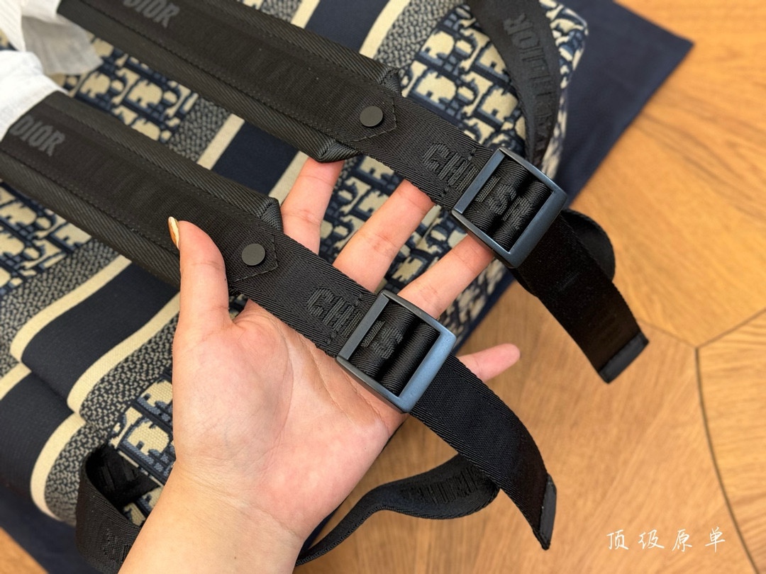 D-R Explosions shoulder shipment new men's and women's backs look good