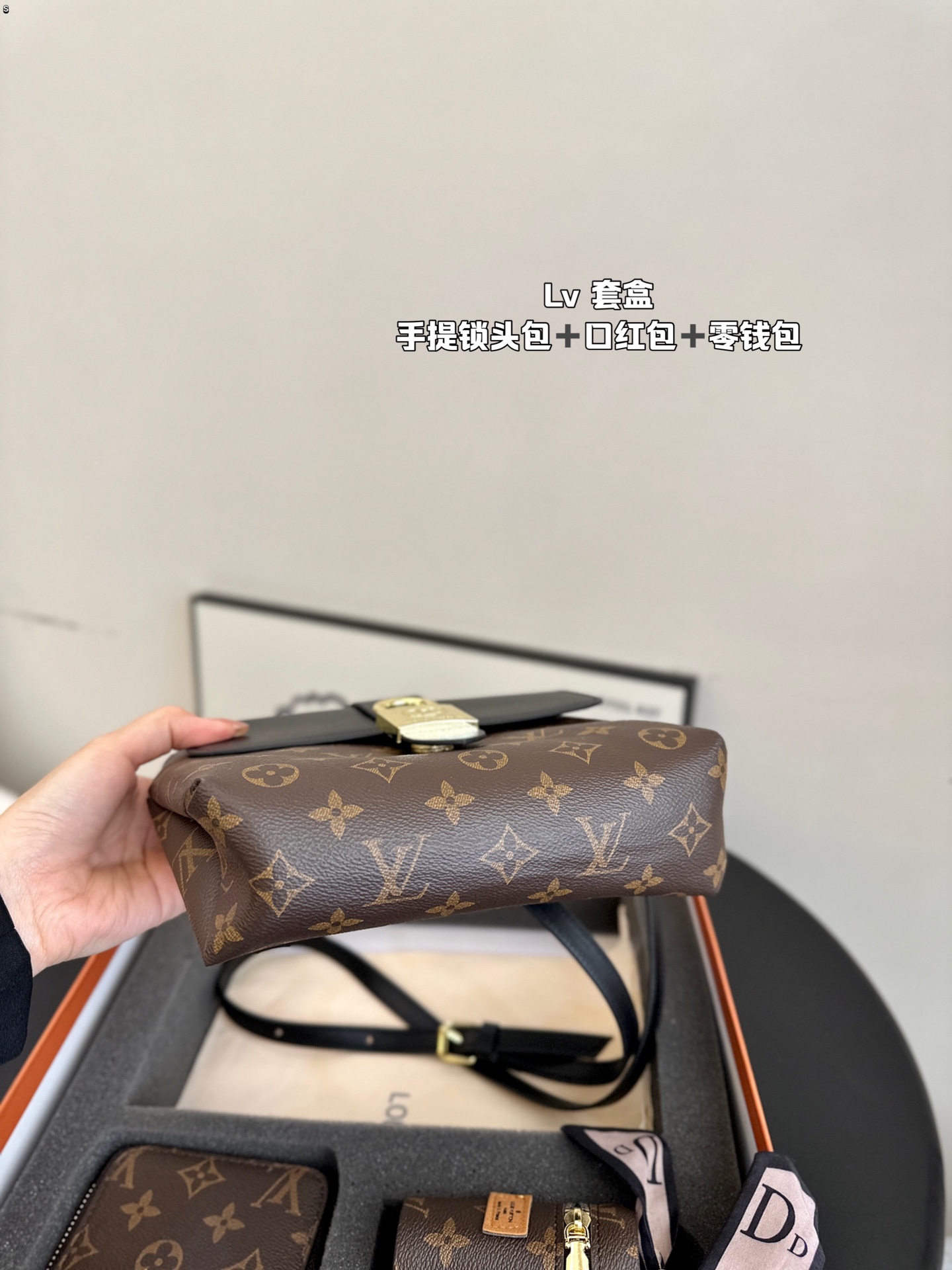 L-V Handheld lock postman bag card bag change key bag