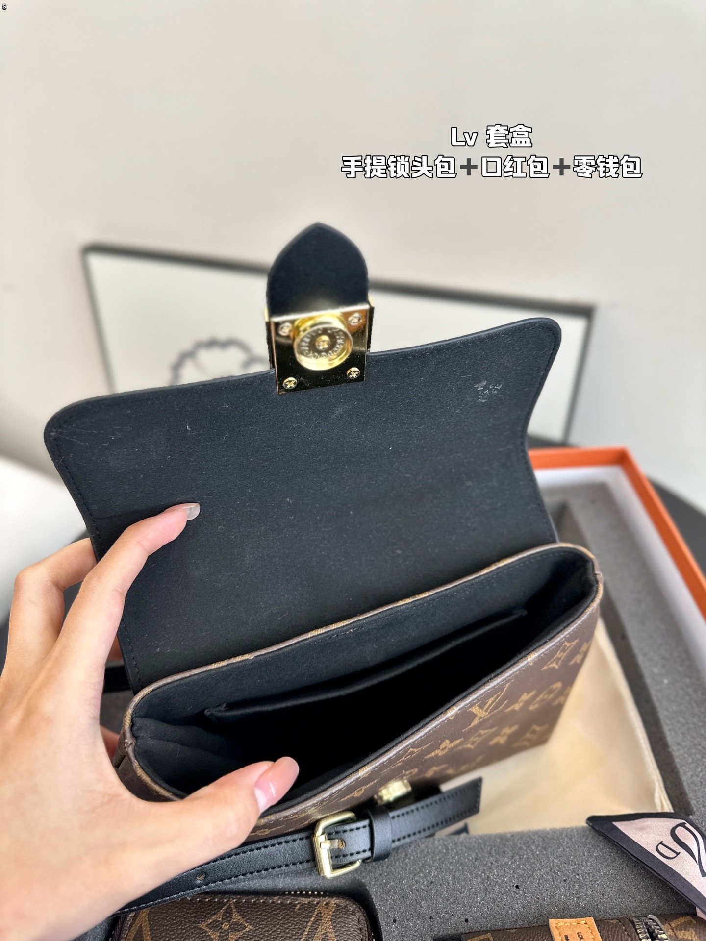 L-V Handheld lock postman bag card bag change key bag