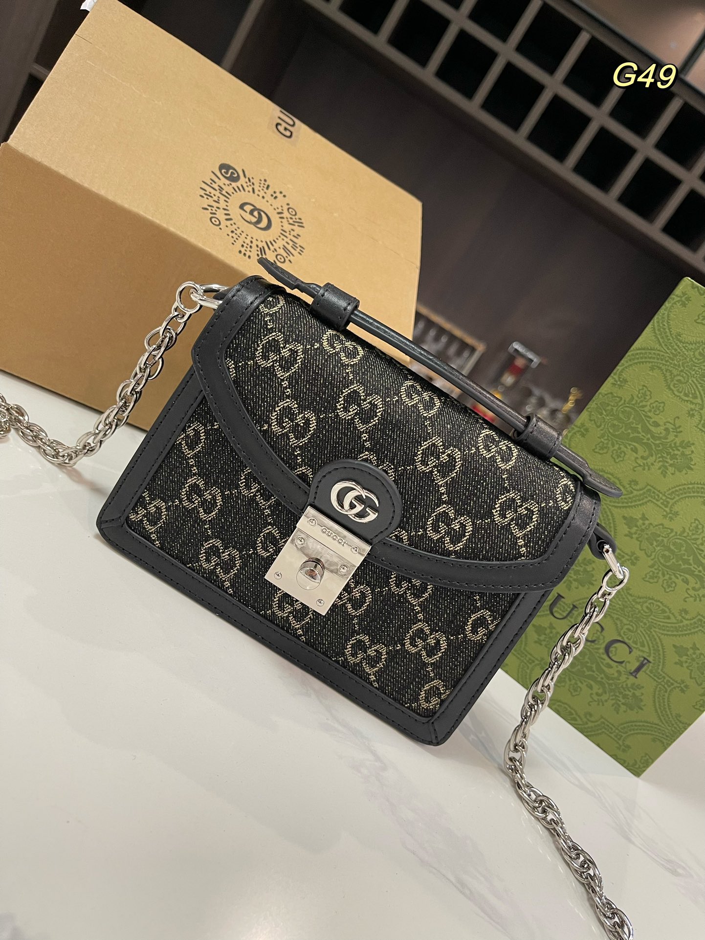 G-G 24ss logo shoulder bag likes black and is a cowboy-controlled blessing.