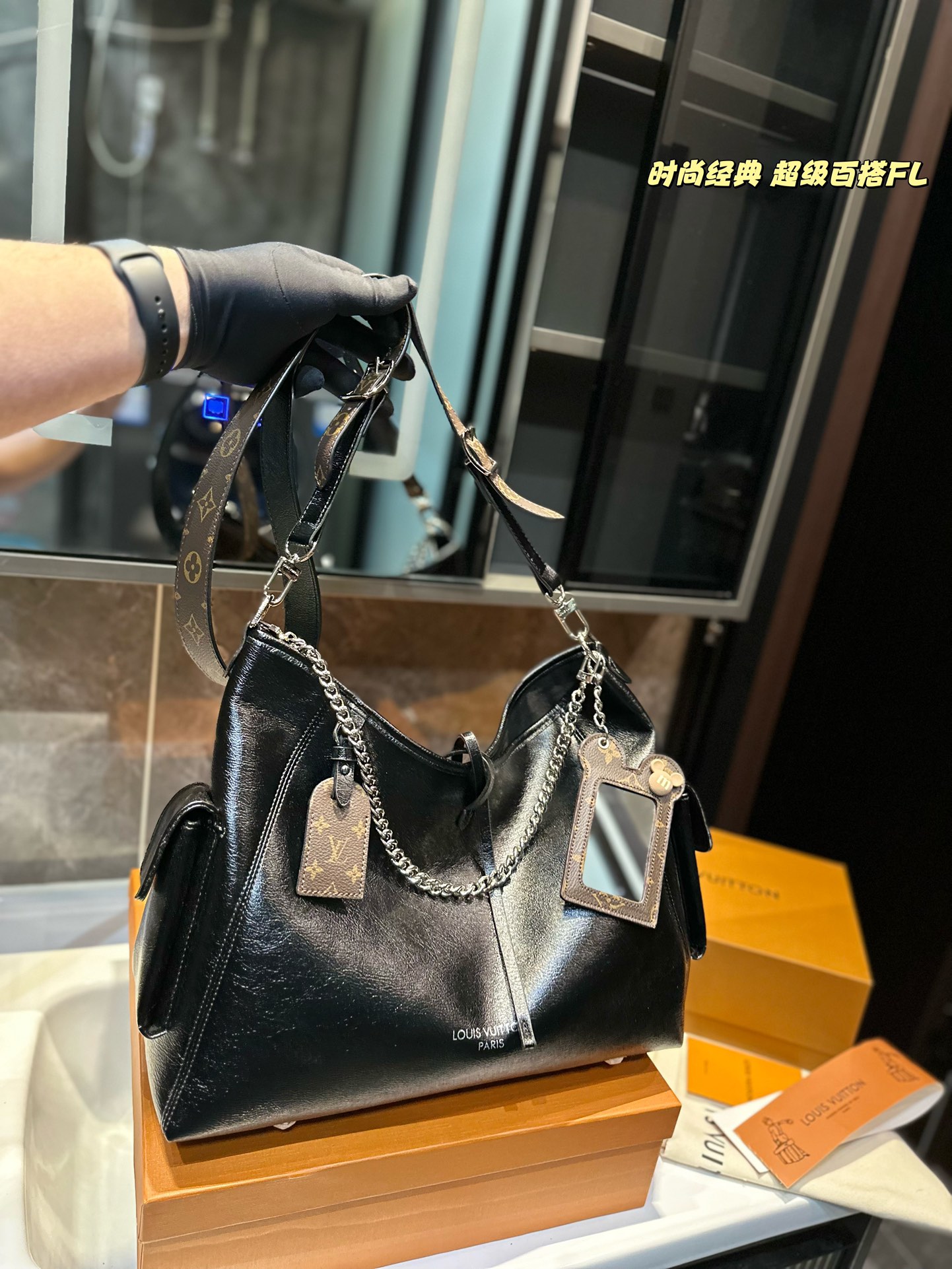 L-V The new Carryall chain is very beautiful