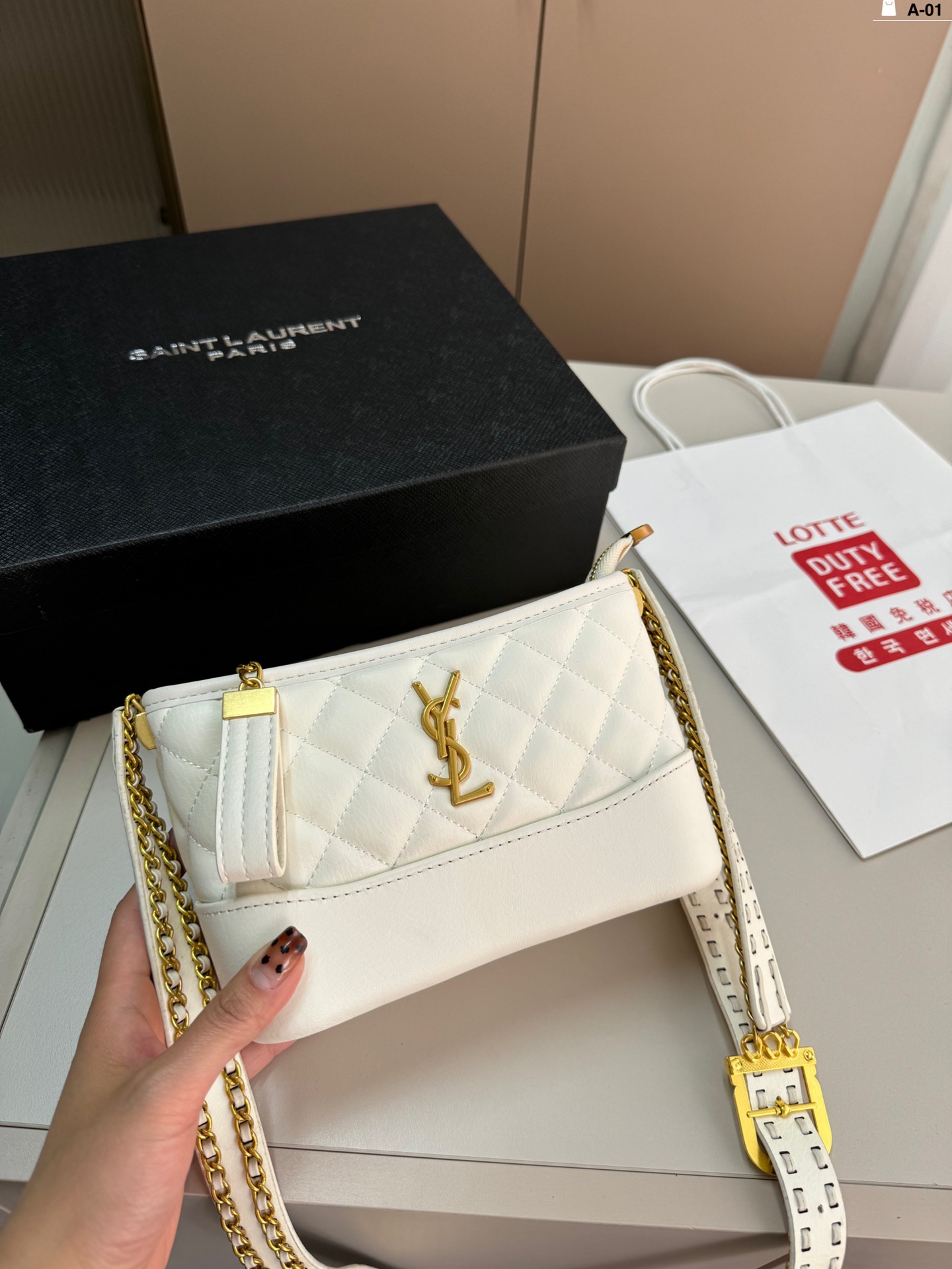 YS-L The shoulder-slung model can easily accommodate daily belongings.