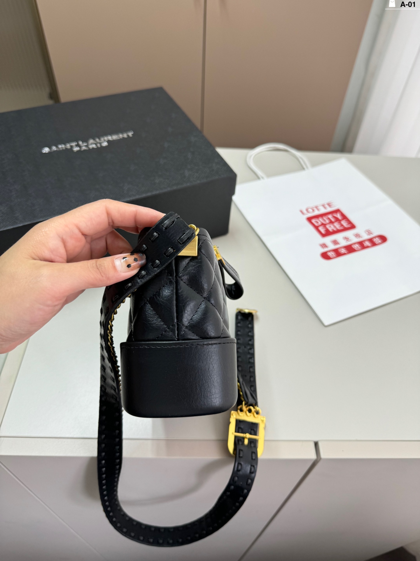 YS-L The shoulder-slung model can easily accommodate daily belongings.