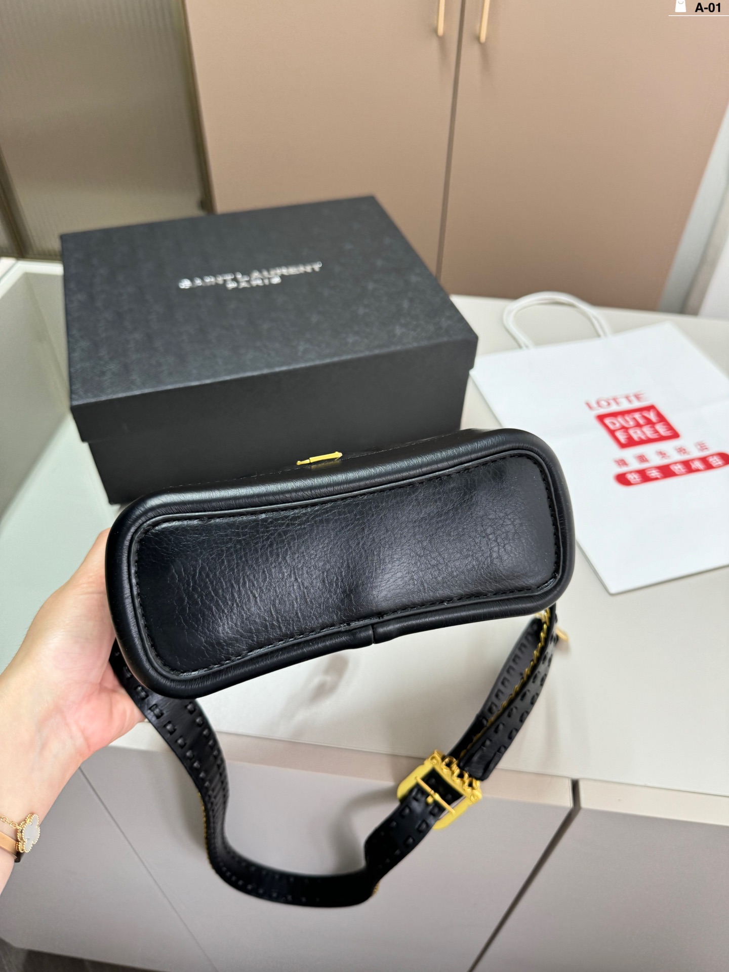 YS-L The shoulder-slung model can easily accommodate daily belongings.