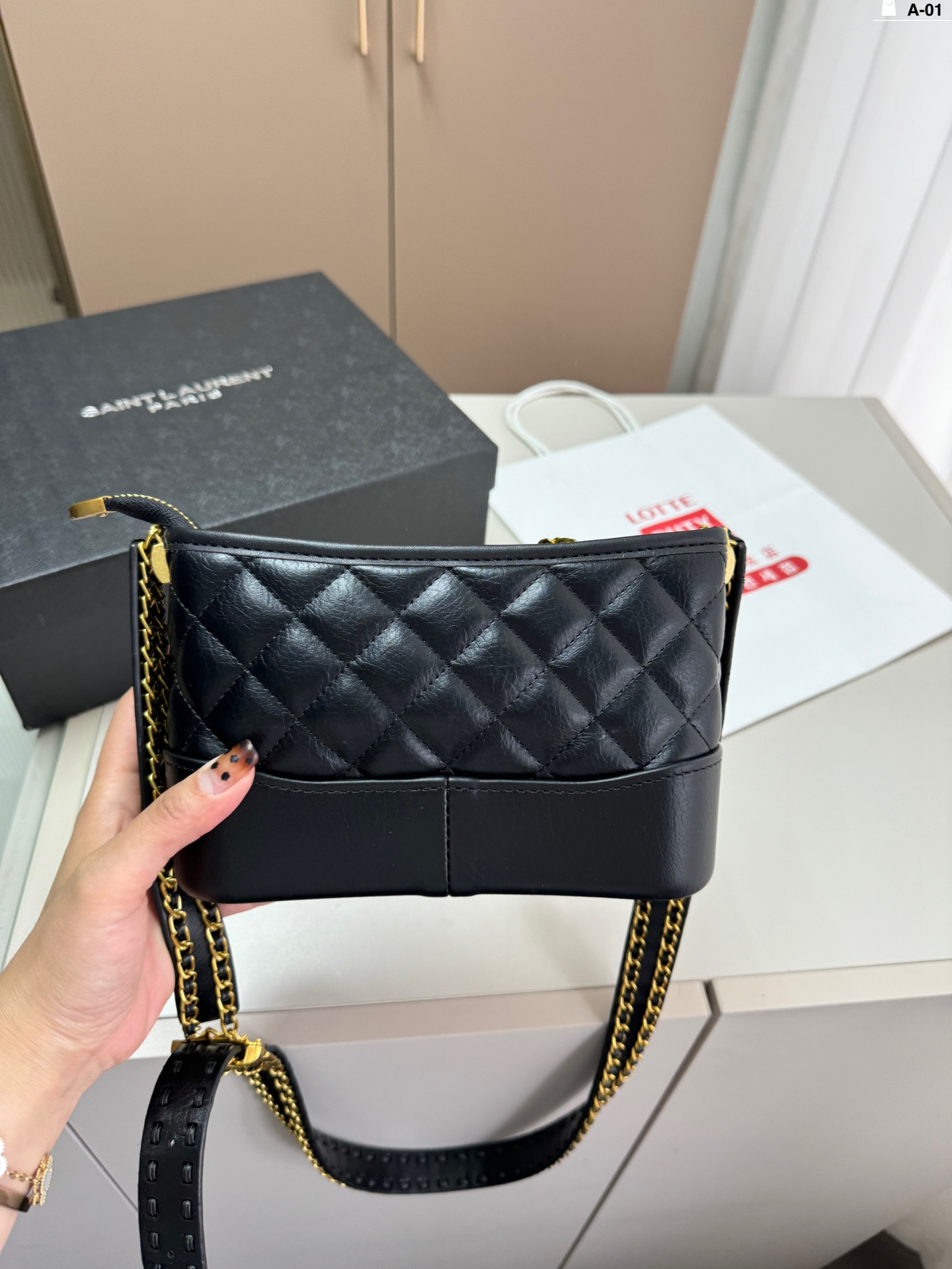 YS-L The shoulder-slung model can easily accommodate daily belongings.