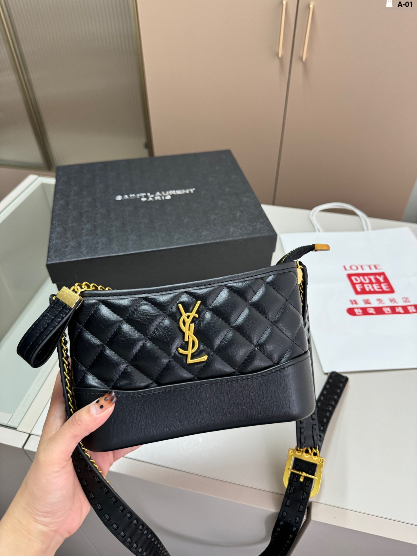 YS-L The shoulder-slung model can easily accommodate daily belongings.