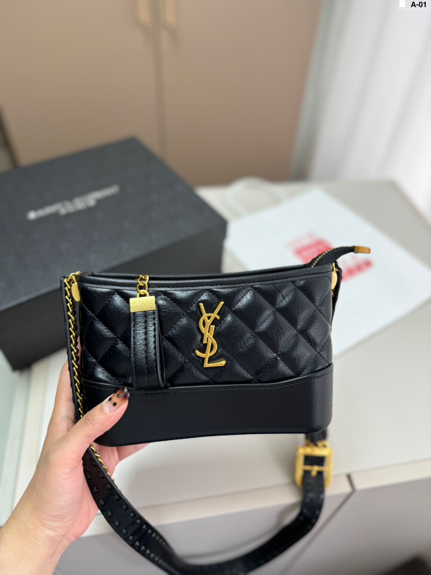 YS-L The shoulder-slung model can easily accommodate daily belongings.