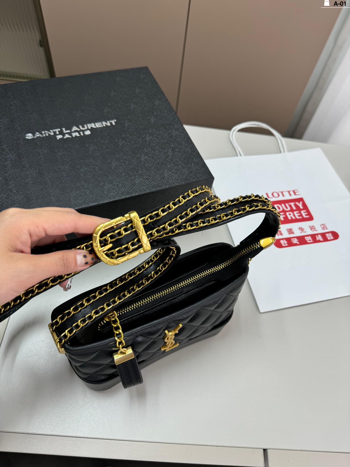 YS-L The shoulder-slung model can easily accommodate daily belongings.