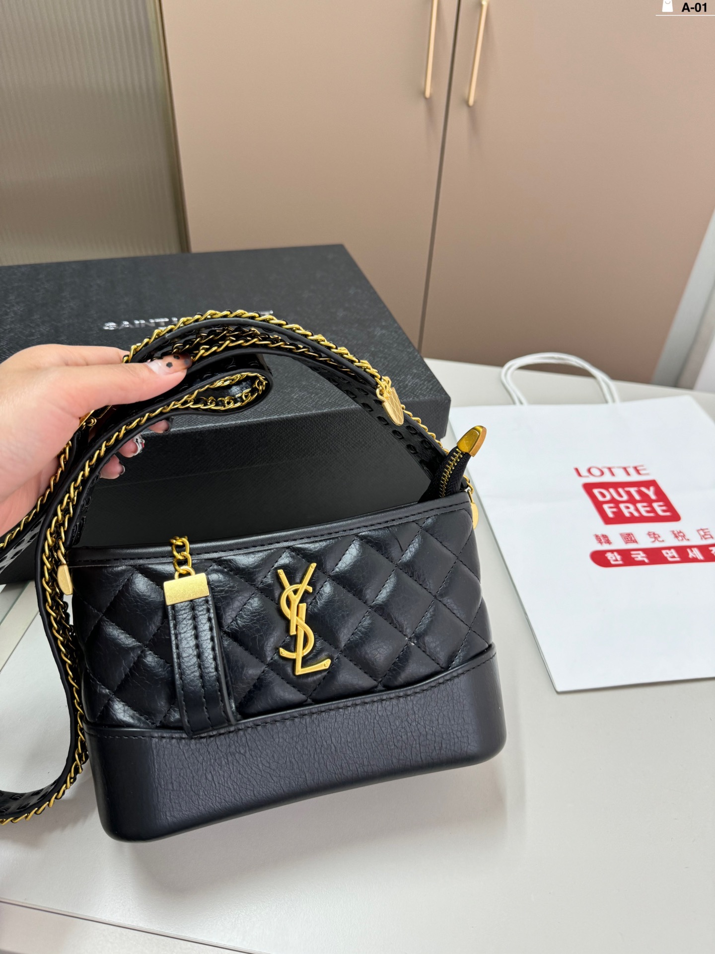 YS-L The shoulder-slung model can easily accommodate daily belongings.