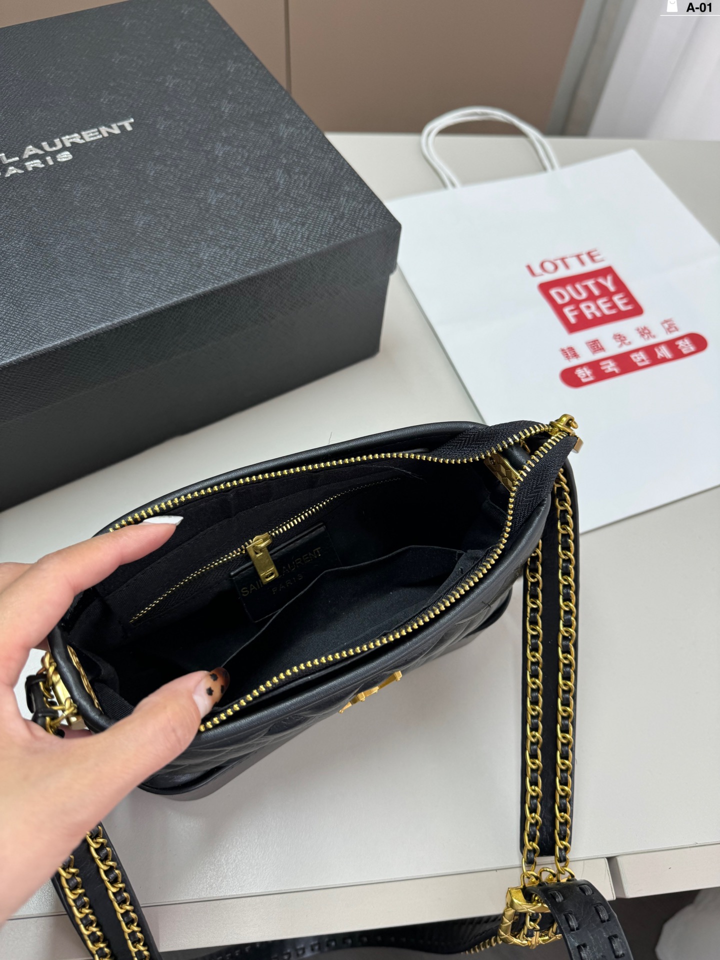 YS-L The shoulder-slung model can easily accommodate daily belongings.