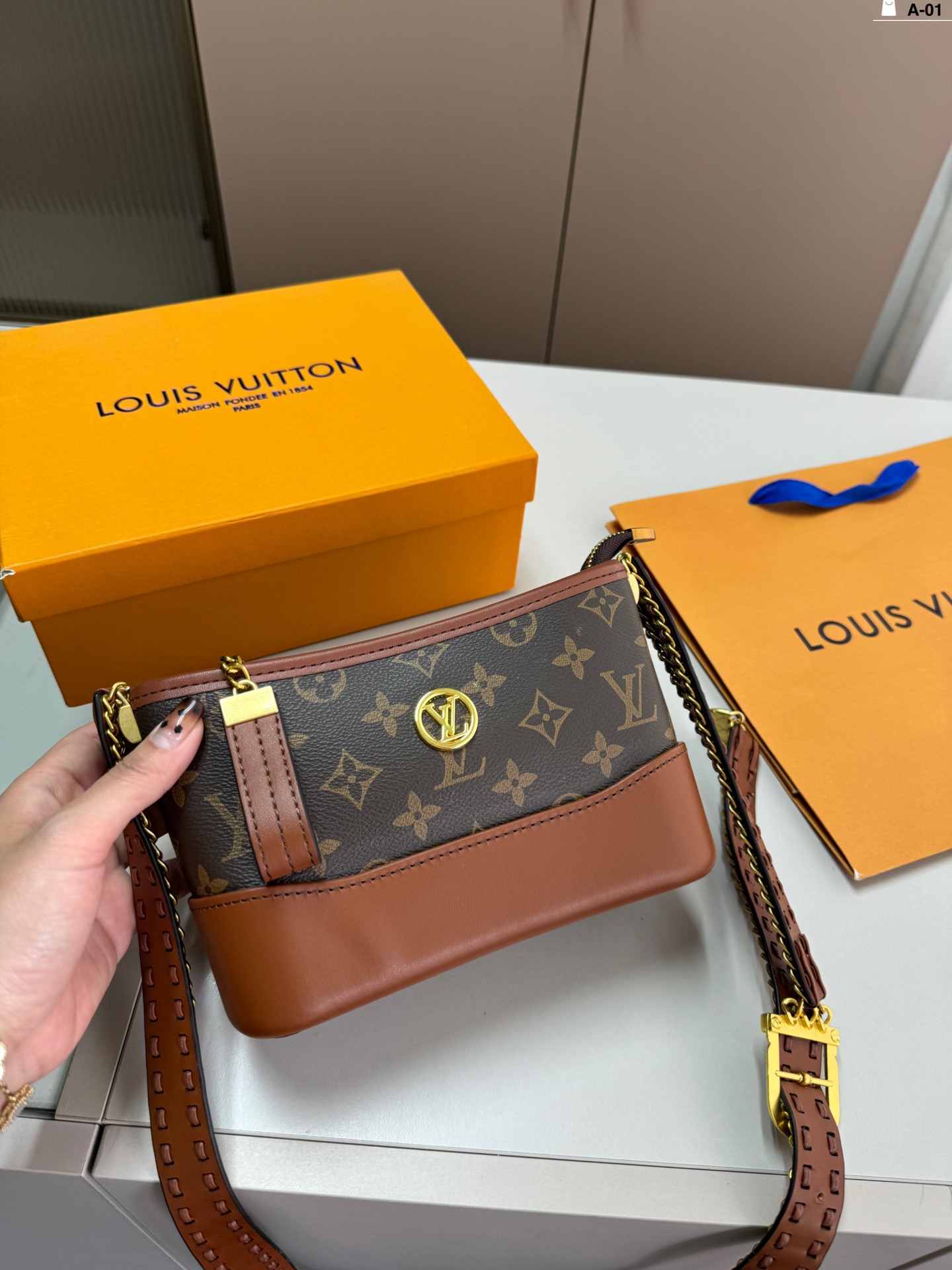 L-V Medieval wandering bag slung on one shoulder This bag is really simple.