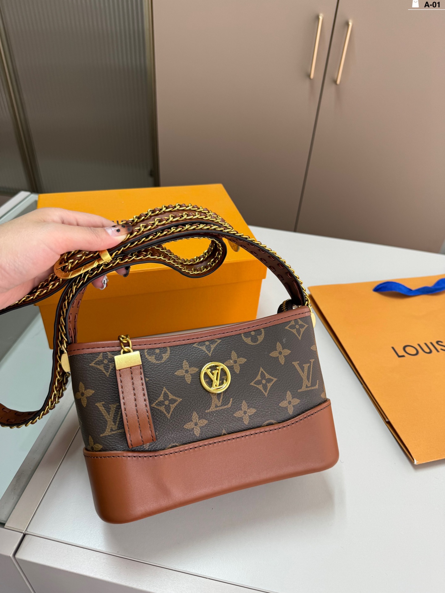 L-V Medieval wandering bag slung on one shoulder This bag is really simple.