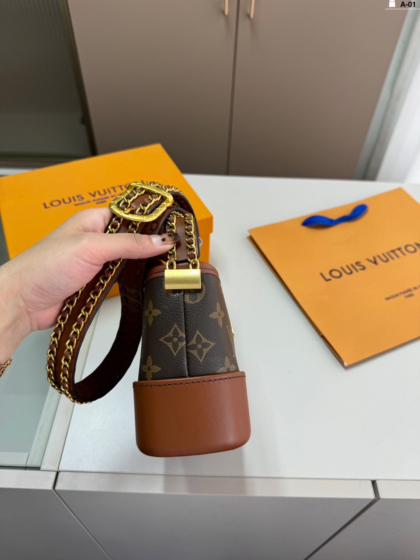 L-V Medieval wandering bag slung on one shoulder This bag is really simple.