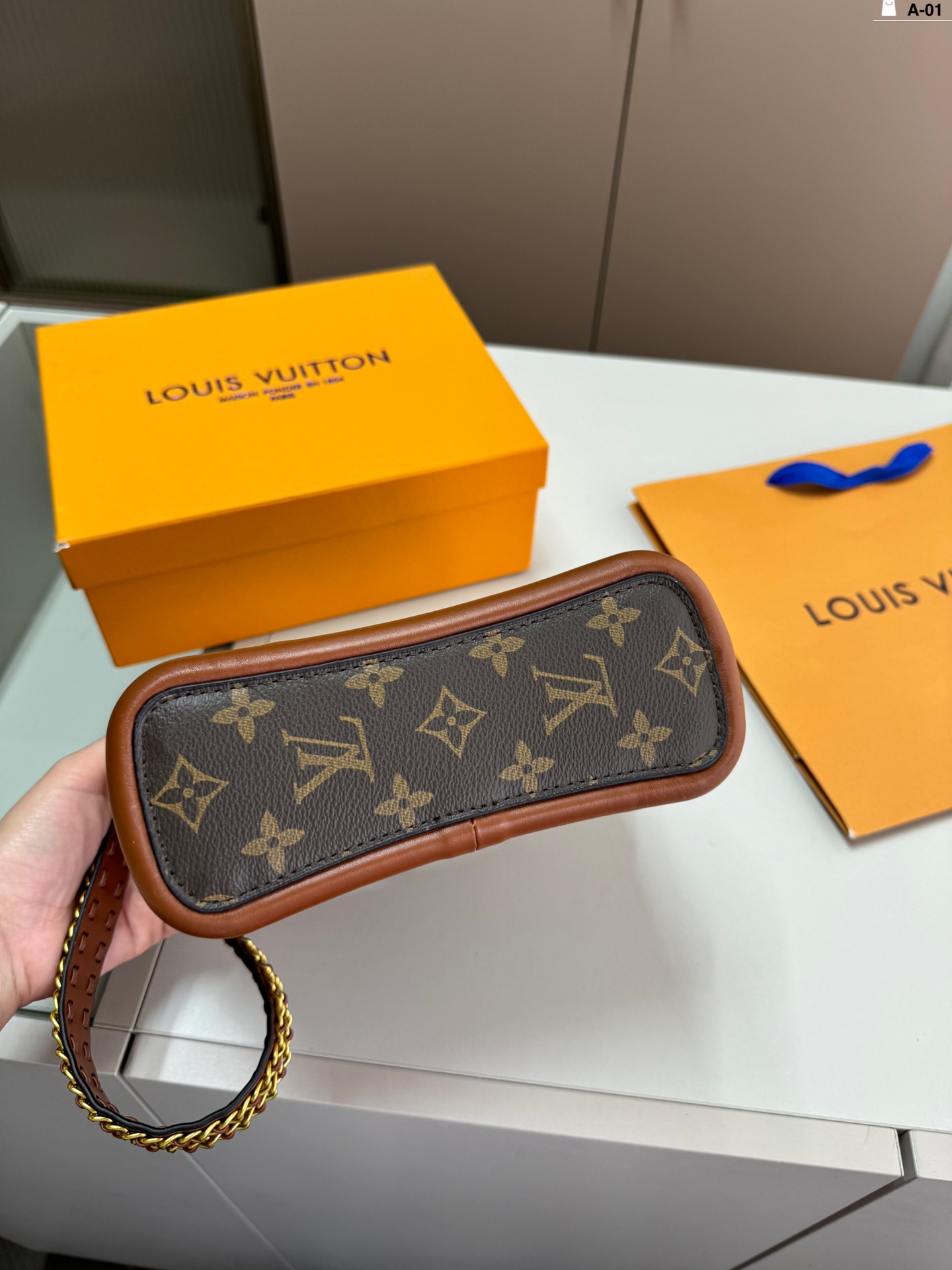 L-V Medieval wandering bag slung on one shoulder This bag is really simple.