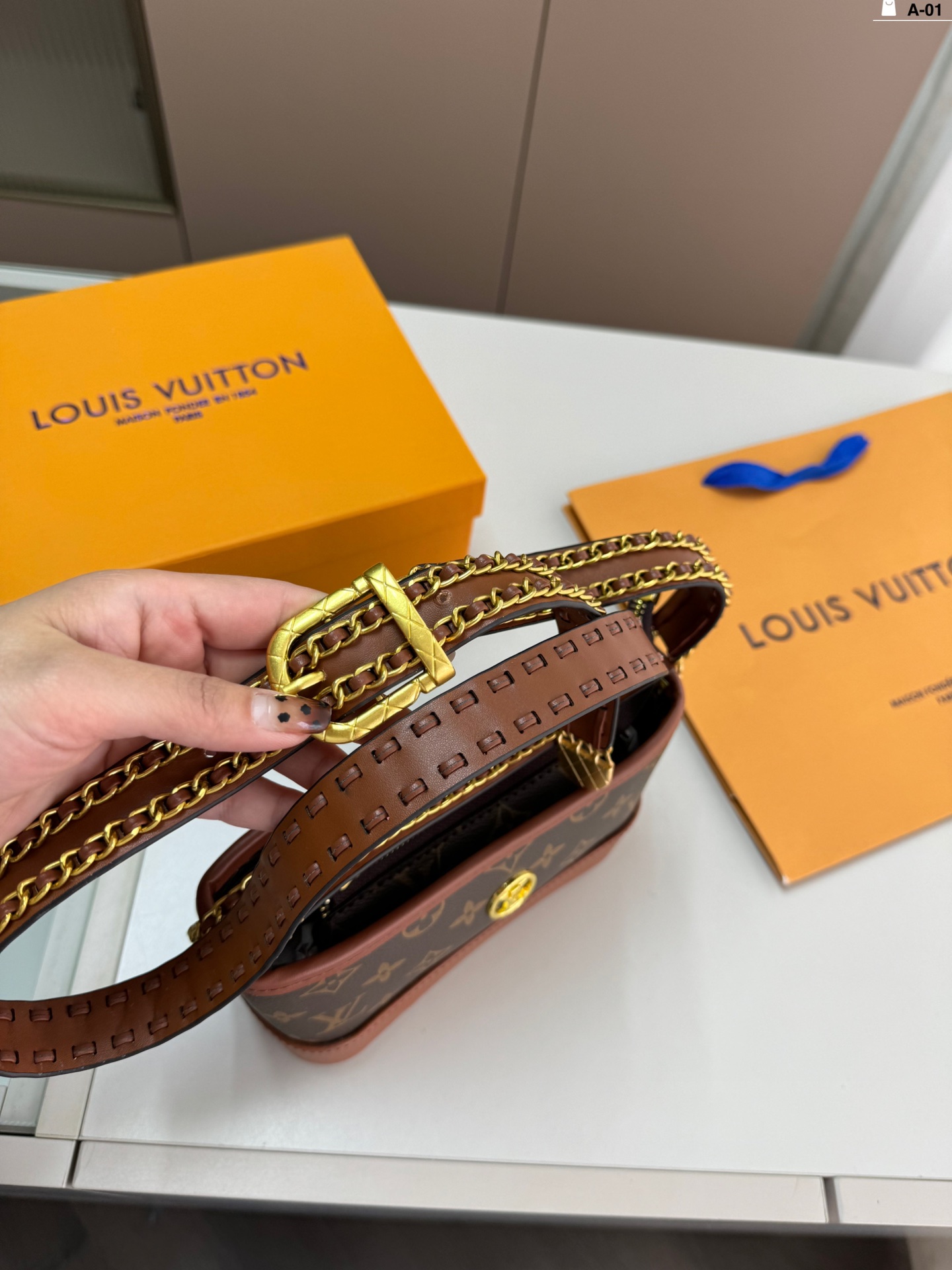 L-V Medieval wandering bag slung on one shoulder This bag is really simple.