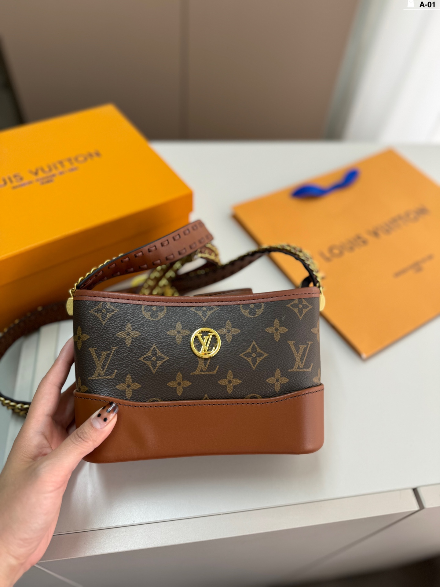 L-V Medieval wandering bag slung on one shoulder This bag is really simple.