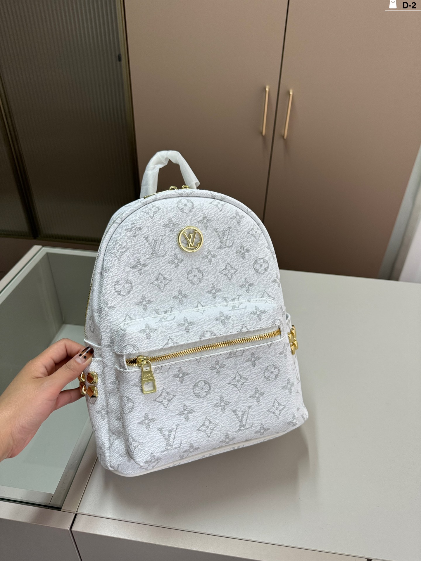 L-V The backpack is easy to control with any combination.