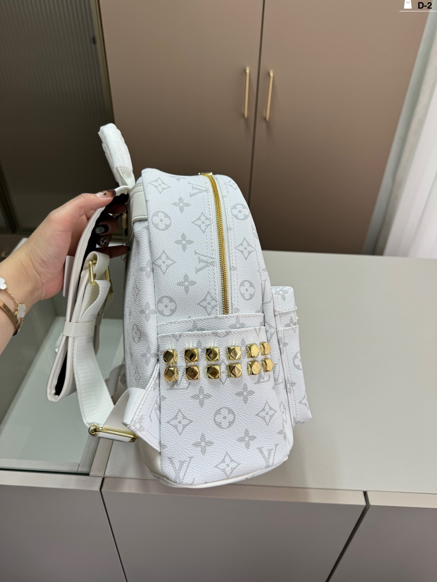 L-V The backpack is easy to control with any combination.