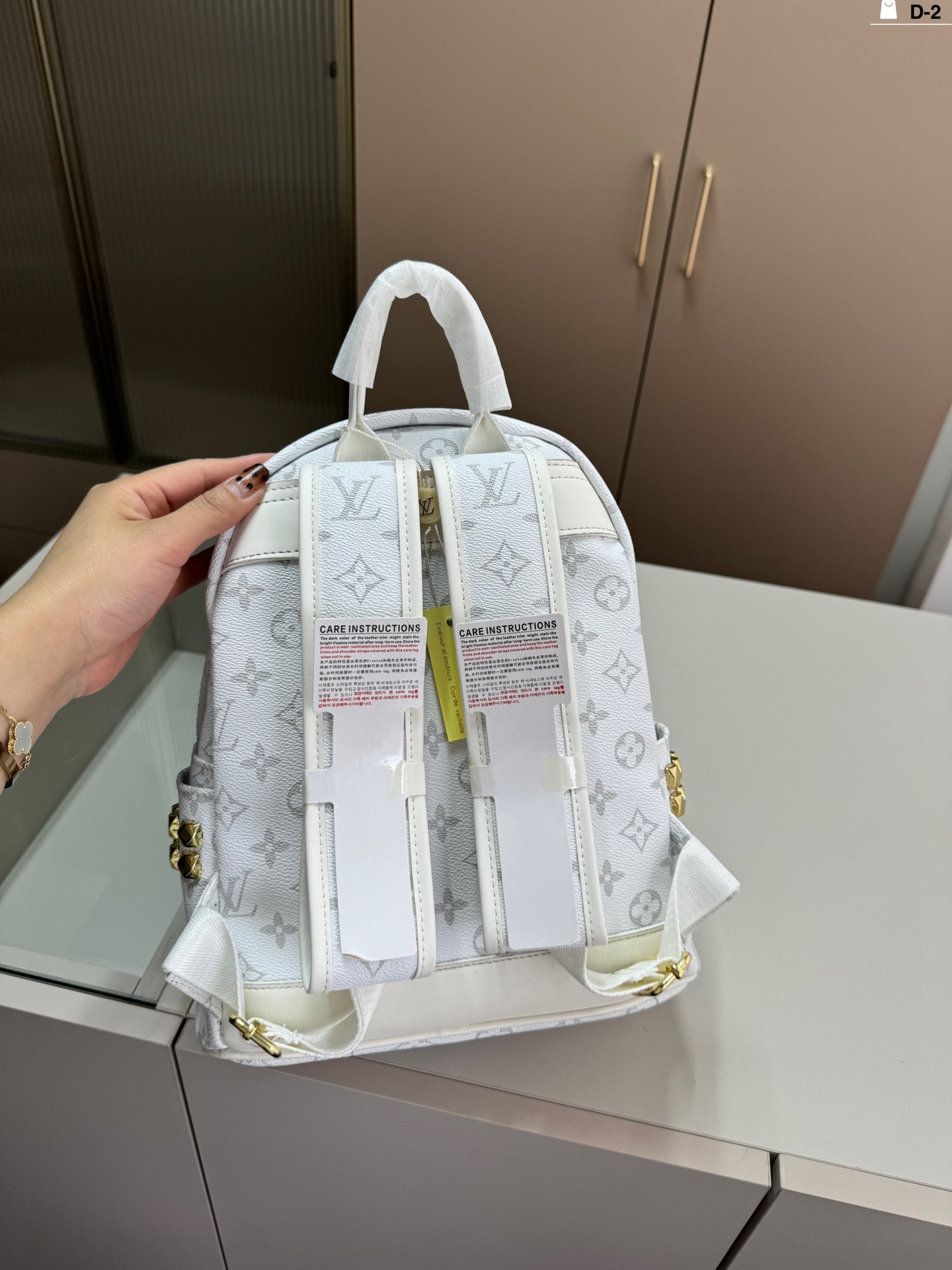 L-V The backpack is easy to control with any combination.