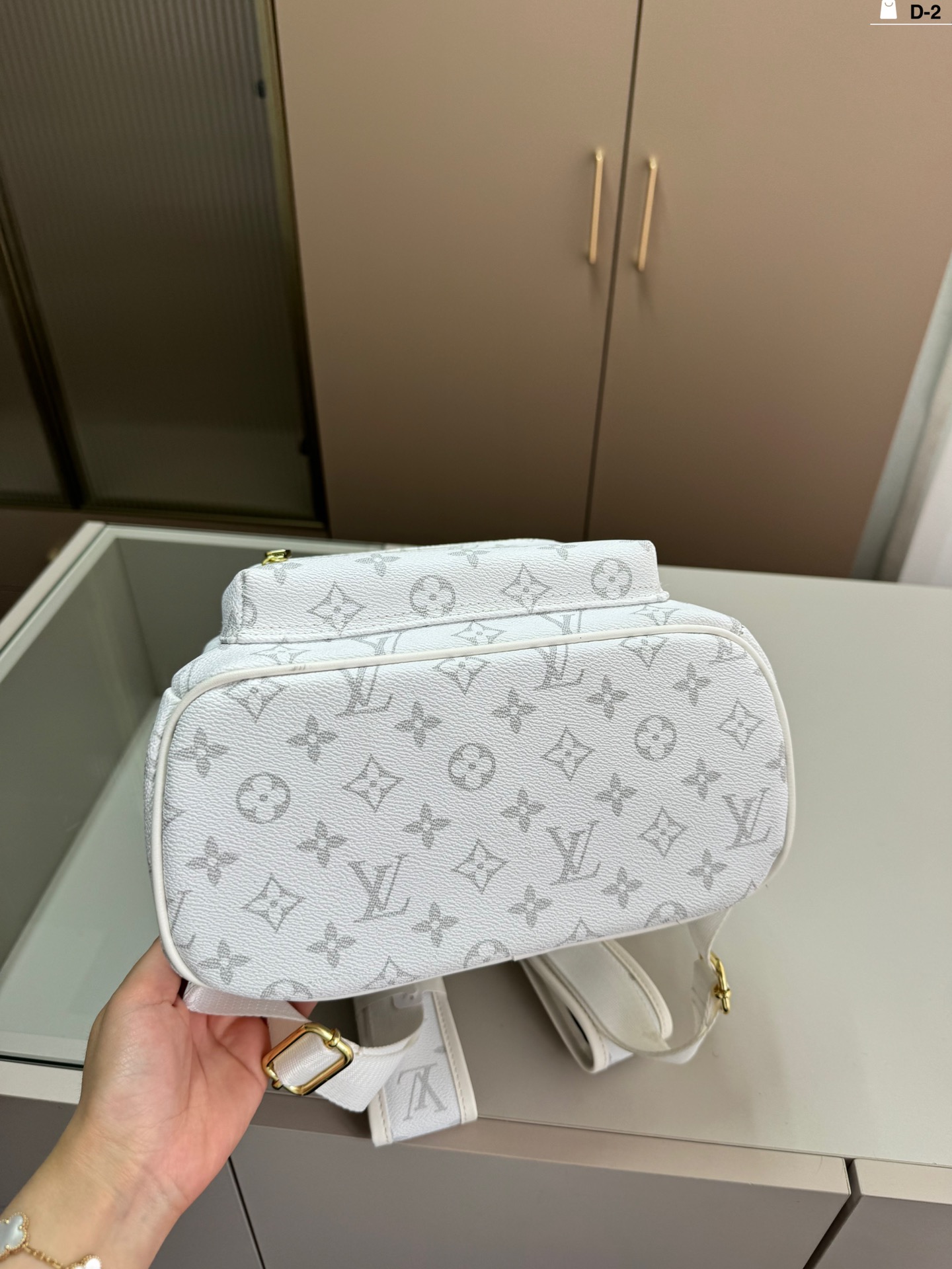 L-V The backpack is easy to control with any combination.